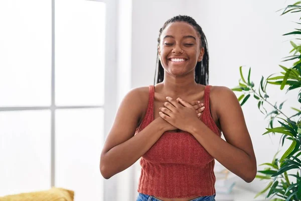 Afro Amerikalı Bir Kadın Gülümsedi Elleri Göğsünde Evde Duruyordu — Stok fotoğraf