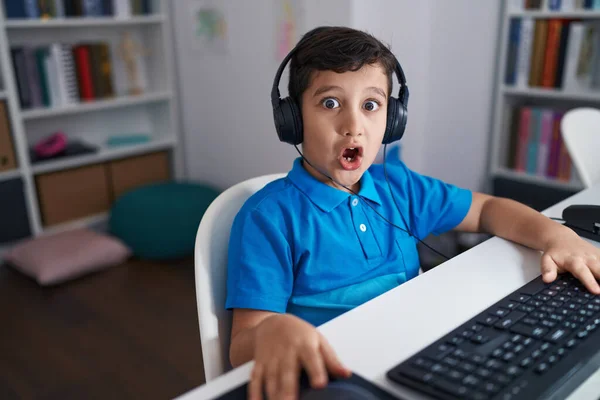Menino Hispânico Usando Laptop Computador Escola Assustado Surpreso Com Boca — Fotografia de Stock