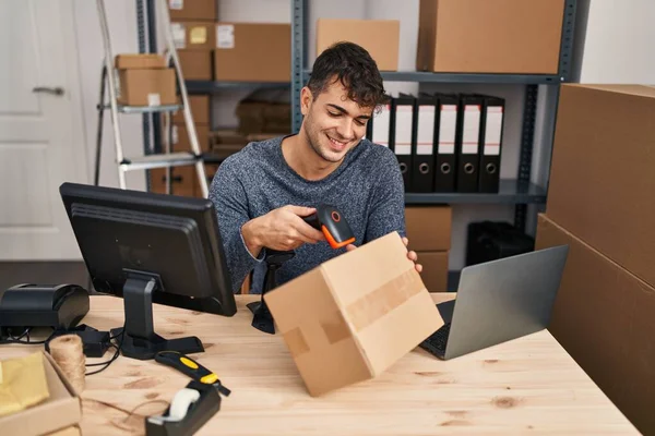 Young Hispanic Man Ecommerce Business Worker Scanning Package Office — Stock Photo, Image