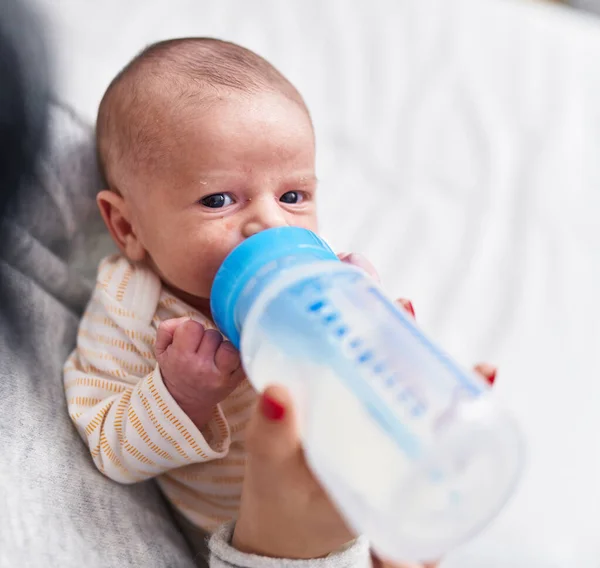Adorable Caucasian Baby Mother Arms Sucking Feeding Bottle Bedroom — Stok fotoğraf