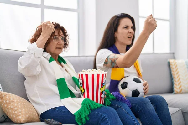 Hispanic Mother Daughter Watching Football Supporting Team Annoyed Frustrated Shouting — Stock Photo, Image