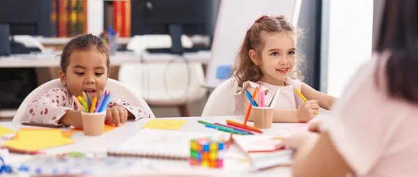 Två Barn Förskoleelever Som Har Lektion Med Lärare Klassrummet — Stockfoto