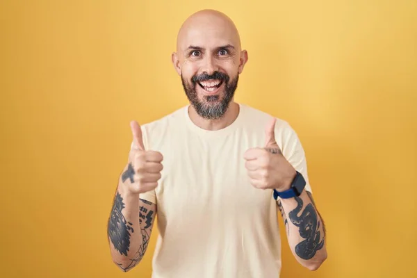 Hispánec Tetováním Stojící Nad Žlutým Nápisem Úspěchu Pozadí Dělá Pozitivní — Stock fotografie
