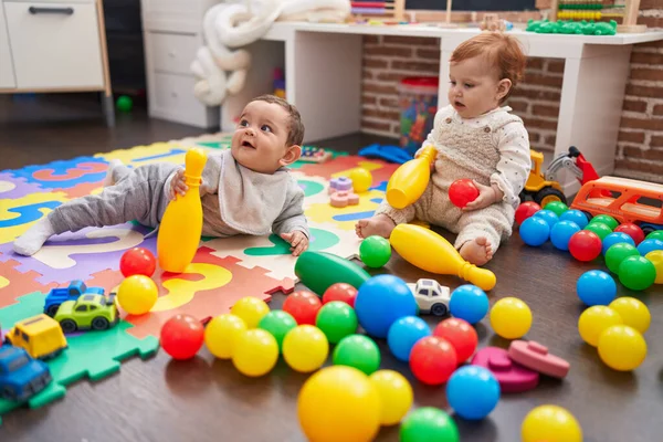 Twee Schattige Baby Spelen Met Ballen Bowling Pin Zitten Vloer — Stockfoto
