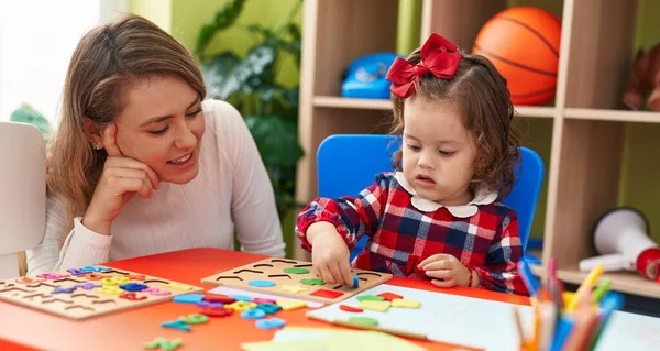 Teacher Toddler Playing Maths Puzzle Game Sitting Table Kindergarten — Stockfoto