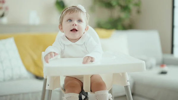 Adorável Bebê Loiro Sorrindo Confiante Sentado Cadeira Alta Casa — Fotografia de Stock