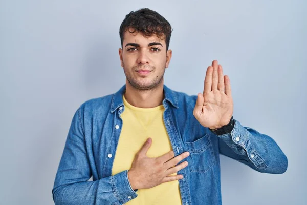 Young Hispanic Man Standing Blue Background Swearing Hand Chest Open — ストック写真