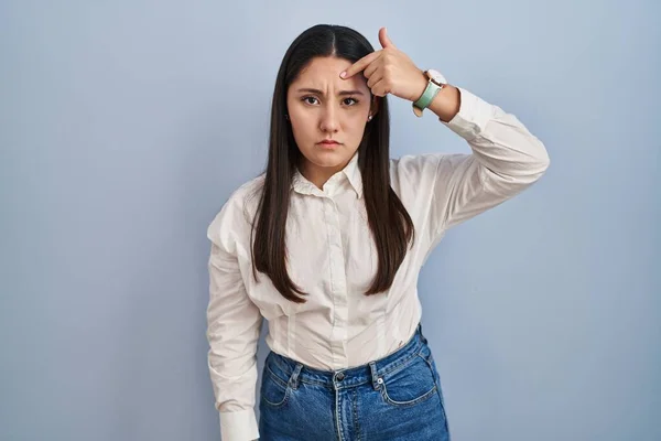 Young Latin Woman Standing Blue Background Pointing Unhappy Pimple Forehead — Stock Photo, Image