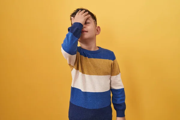 Little Hispanic Boy Standing Yellow Background Surprised Hand Head Mistake — Stock Photo, Image