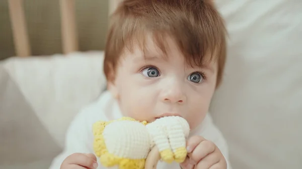 愛らしいですヒスパニック幼児吸いおもちゃ立ち上のクレイドルでベッドルーム — ストック写真