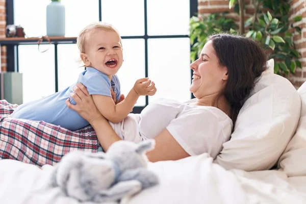 Anne Oğlu Yatakta Uzanıp Yatak Odasında Oyuncak Bebeğe Sarılıyorlar — Stok fotoğraf