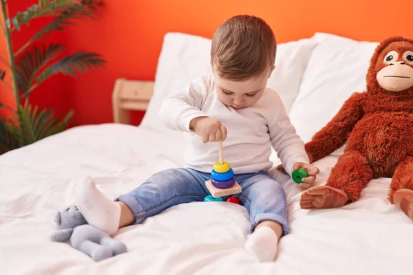 Sevimli Beyaz Bebek Yatakta Oyuncaklarla Oynuyor — Stok fotoğraf
