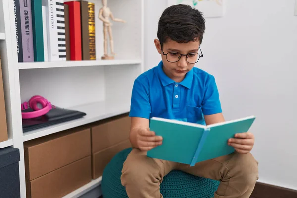 Roztomilý Hispánský Chlapec Student Čtení Knihy Knihovně Školy — Stock fotografie