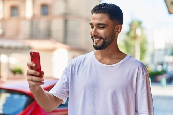 Nuori Arabi Mies Hymyilee Luottavainen Käyttämällä Älypuhelin Kadulla — kuvapankkivalokuva