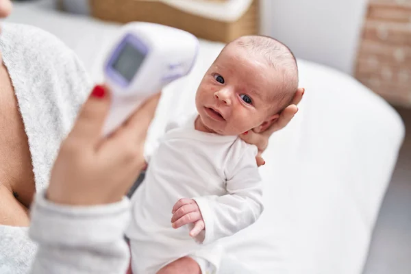 Adorable Caucasian Baby Mother Arms Measuring Temperature Bedroom — Foto Stock