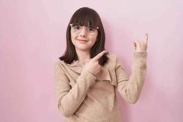 Liten Latinamerikansk Flicka Bär Glasögon Leende Och Tittar Kameran Pekar — Stockfoto