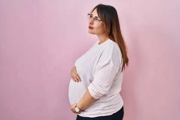 Pregnant Woman Standing Pink Background Looking Side Relax Profile Pose — Stock Photo, Image