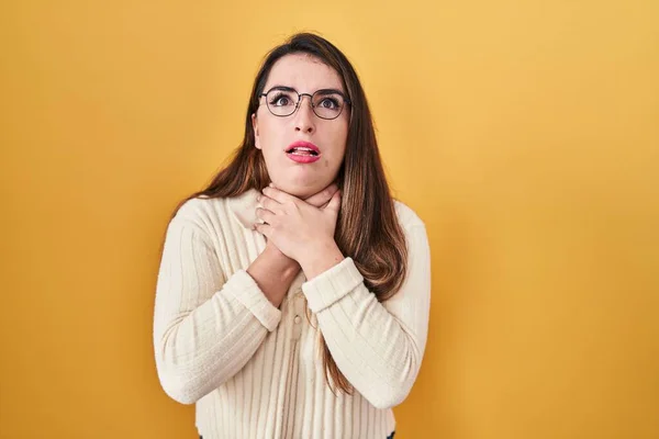 Young Hispanic Woman Standing Yellow Background Shouting Suffocate Because Painful — Stock Photo, Image