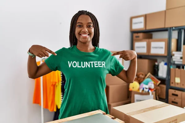 Young African American Woman Pointing Fingers Volunteer Uniform Charity Center — Stock Photo, Image
