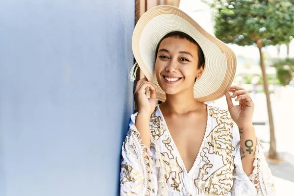 Jovem Hispânica Sorrindo Confiante Usando Chapéu Verão Rua — Fotografia de Stock