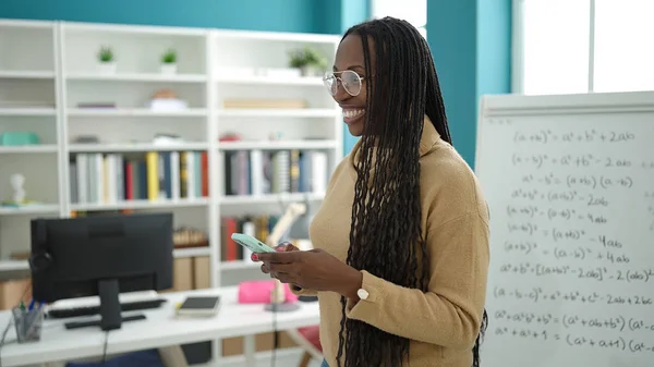 Afrikaanse Vrouw Met Behulp Van Smartphone Studeren Wiskunde Aan Bibliotheek — Stockfoto