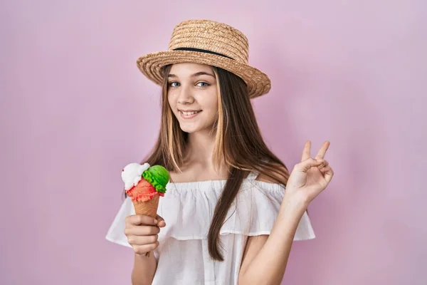 10代の少女は 勝利のサインを行う指を示すカメラを見て笑みを浮かべてアイスクリームを保持 — ストック写真