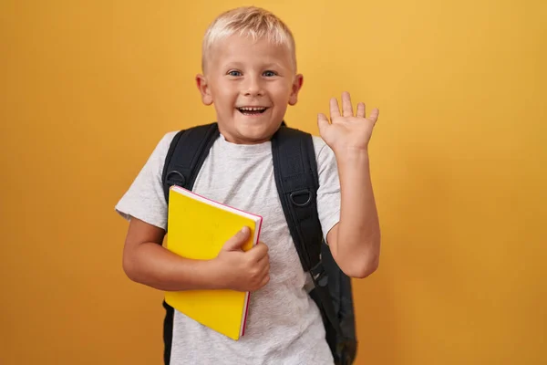 Маленький Білий Хлопчик Студентському Рюкзаку Тримає Книгу Святкуючи Перемогу Щасливою — стокове фото