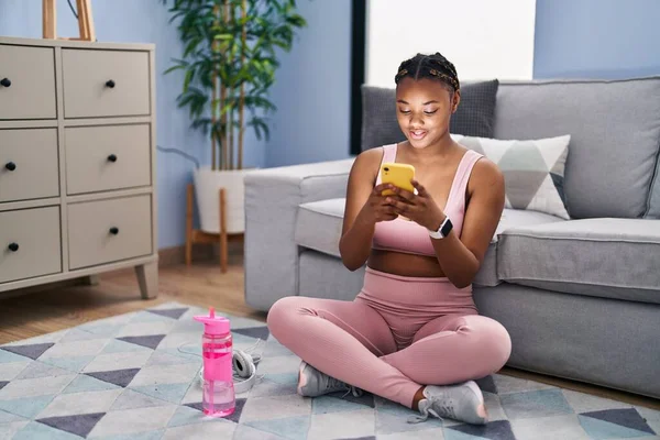 Afroamerikansk Kvinna Använder Smartphone Sittandes Golvet Hemma — Stockfoto