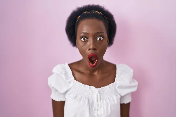 Afrikaanse Vrouw Met Krullend Haar Staan Roze Achtergrond Bang Geschokt — Stockfoto