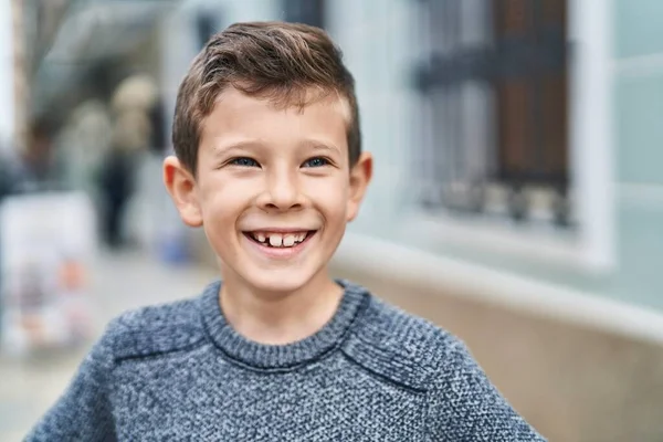 Sarışın Çocuk Sokakta Kendinden Emin Bir Şekilde Gülümsüyor — Stok fotoğraf