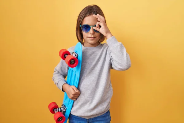 Menino Hispânico Vestindo Óculos Sol Segurando Skate Sorrindo Feliz Fazendo — Fotografia de Stock
