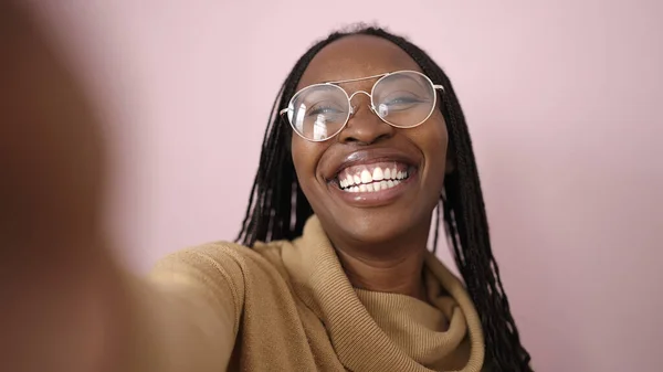 アフリカ人女性取ります自己笑顔上の隔離されたピンクの背景 — ストック写真