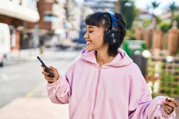 Wanita Muda Mendengarkan Musik Dan Menari Jalan — Stok Foto