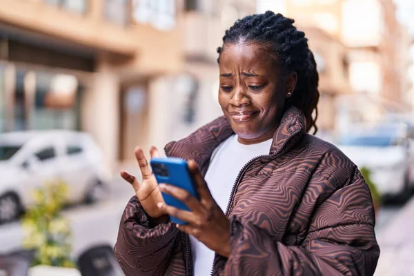 Afričanky Americká Žena Pomocí Smartphone Vážným Výrazem Ulici — Stock fotografie