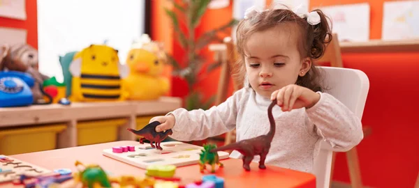 Liebenswertes Hispanisches Kleinkind Spielt Mit Dino Spielzeug Das Kindergarten Auf — Stockfoto