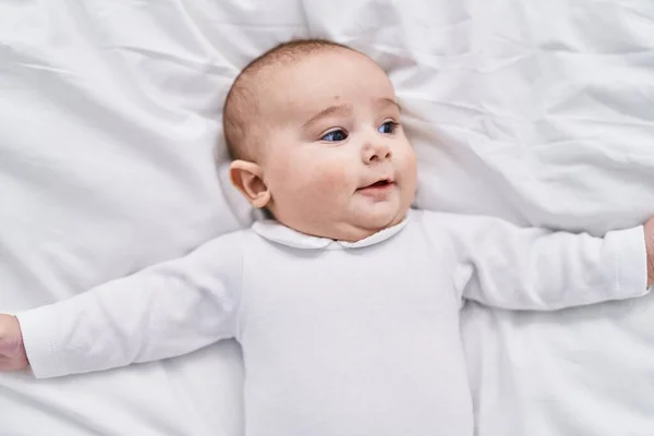 Чарівна Дитина Посміхається Впевнено Лежить Ліжку Спальні — стокове фото