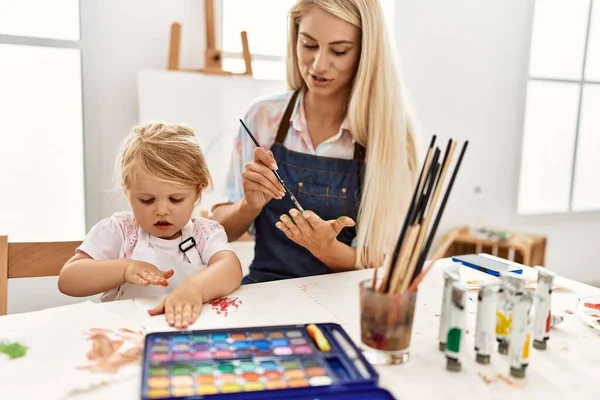 Mother Daughter Smiling Confident Painting Palm Hands Art Studio — Foto de Stock