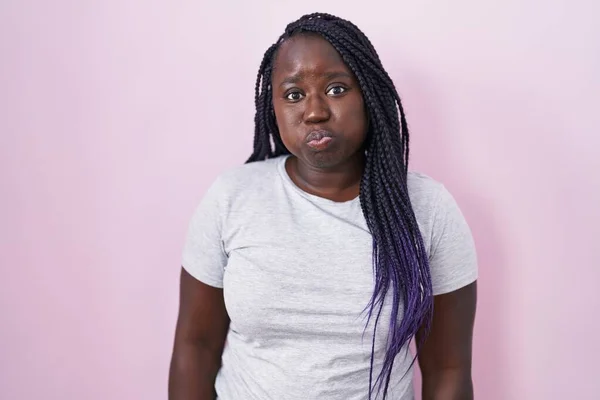 Jonge Afrikaanse Vrouw Staat Roze Achtergrond Puffende Wangen Met Grappig — Stockfoto