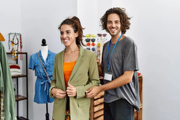 Άνδρας Και Γυναίκα Χαμογελώντας Αυτοπεποίθηση Επιλέγοντας Σακάκι Στο Κατάστημα Ρούχων — Φωτογραφία Αρχείου