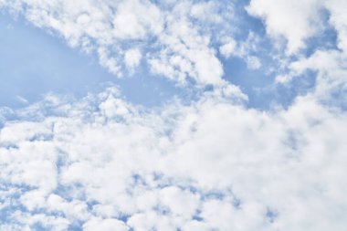 Güneşli bir günde bulutlu güzel mavi gökyüzü