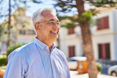 Park 'ta kendine güvenen kıdemli bir adam.