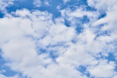 Güneşli bir günde bulutlu güzel mavi gökyüzü