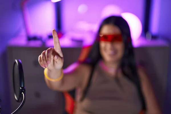 年轻美丽的惊慌失措的女人在游戏室用虚拟现实眼镜玩电子游戏 — 图库照片