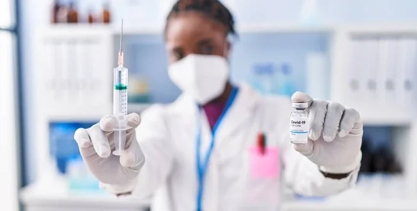 Afroamerikanerin Wissenschaftleruniform Und Medizinischer Maske Mit Covid Impfstoff Labor — Stockfoto