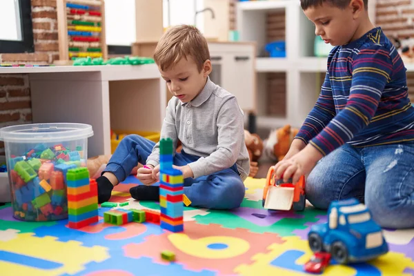 Zwei Kinder Spielen Kindergarten Mit Bauklötzen Und Lkw Spielzeug — Stockfoto