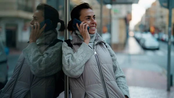 Mulher Hispânica Meia Idade Sorrindo Confiante Falando Smartphone Rua — Fotografia de Stock