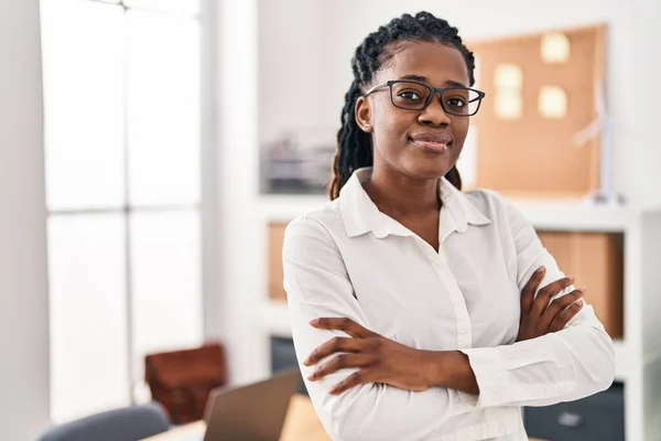 Africano Americano Mulher Empresária Sorrindo Confiante Com Braços Cruzados Gesto — Fotografia de Stock