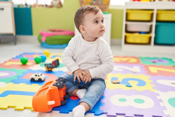 Entzückendes Kaukasisches Baby Spielt Kindergarten Mit Lkw Spielzeug Auf Dem — Stockfoto