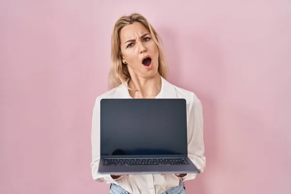 Junge Kaukasische Frau Mit Laptop Zeigt Bildschirm Schockgesicht Sieht Skeptisch — Stockfoto
