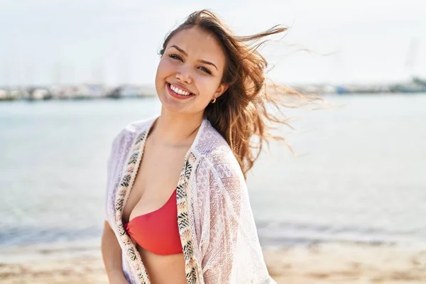 Ung Vacker Latinamerikansk Kvinna Turist Ler Säker Bär Bikini Stranden — Stockfoto
